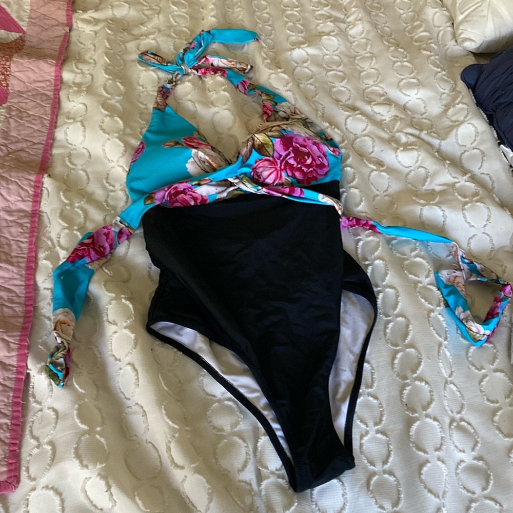 No tags large cups he bathing suit